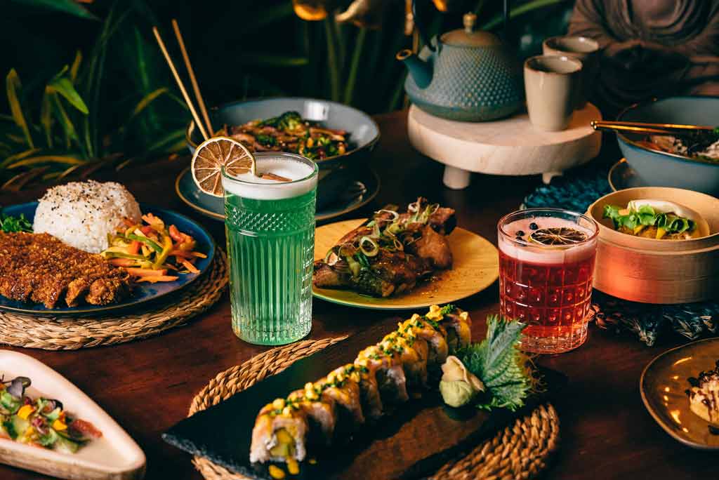 Interior tropical del restaurante Koma Sushi